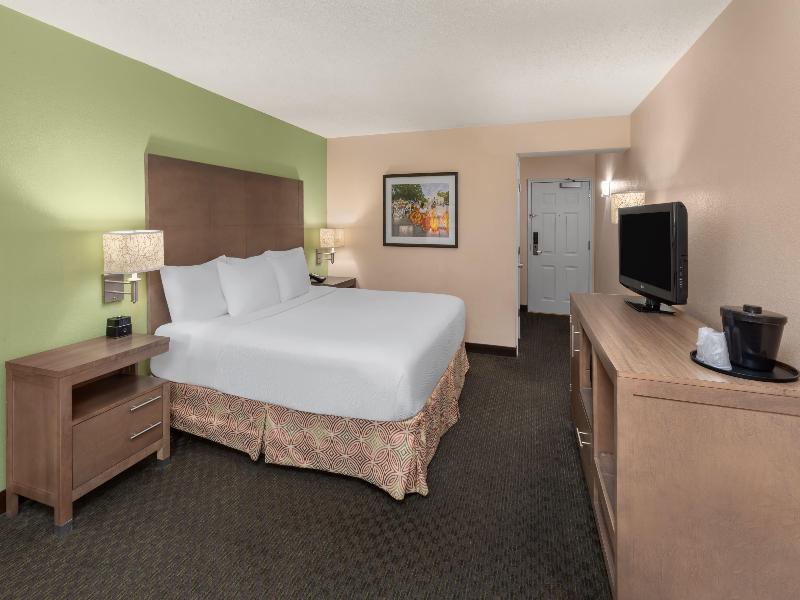 La Quinta Inn & Suites by Wyndham Medical Ctr NW image
