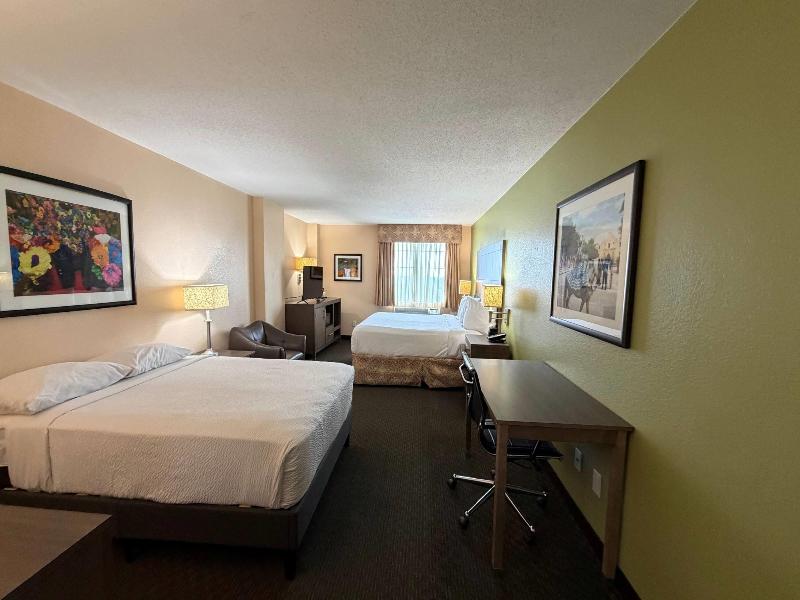 La Quinta Inn & Suites by Wyndham Medical Ctr NW image