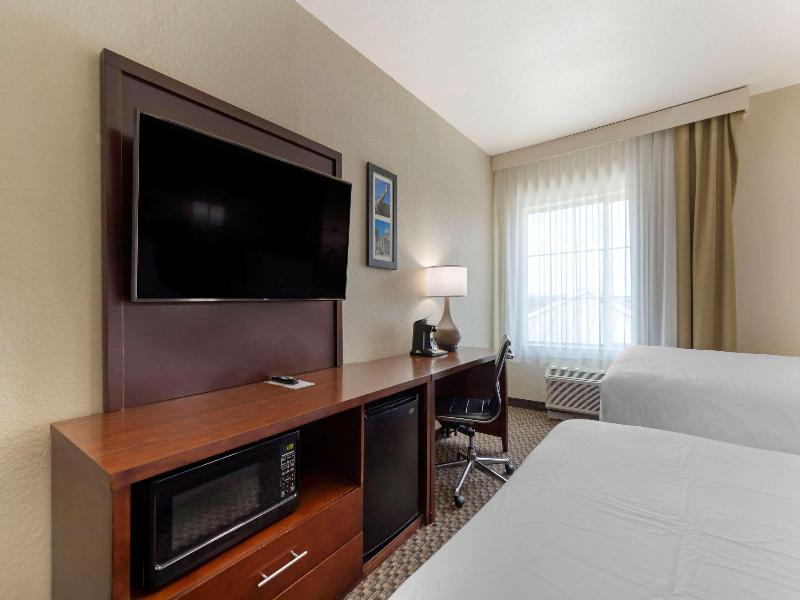 Comfort Inn & Suites Near Six Flags&Medical Center image