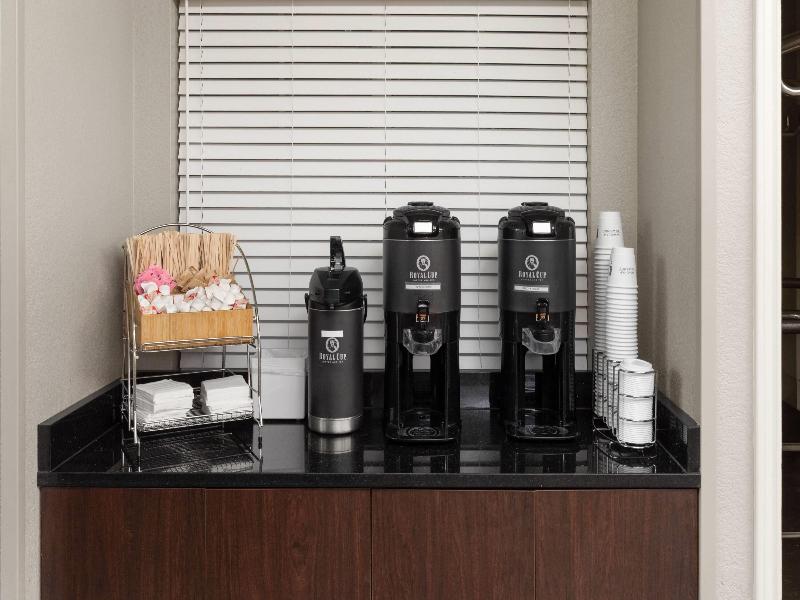 La Quinta Inn and Suites San Antonio Airport image
