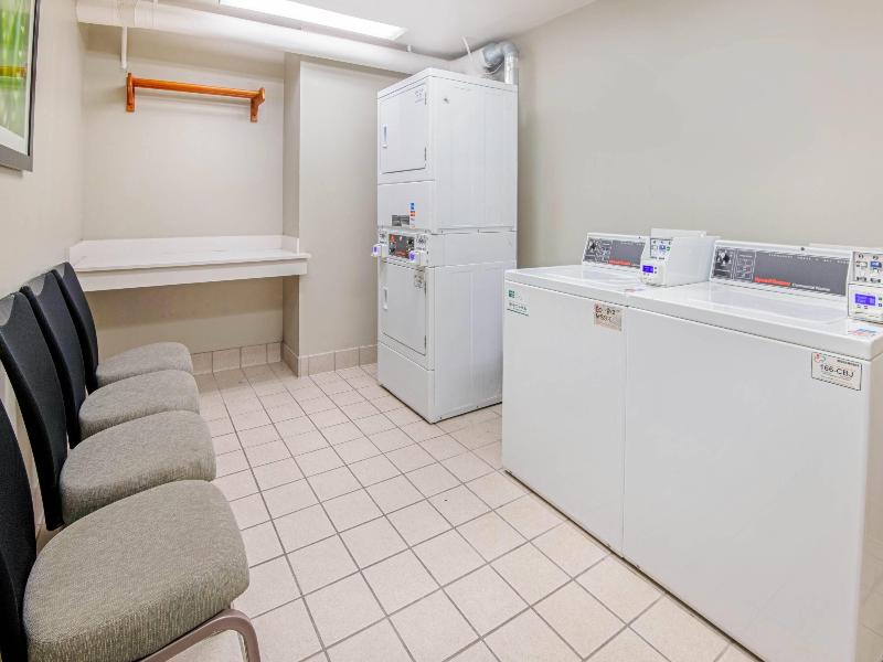 La Quinta Inn and Suites San Antonio Airport image