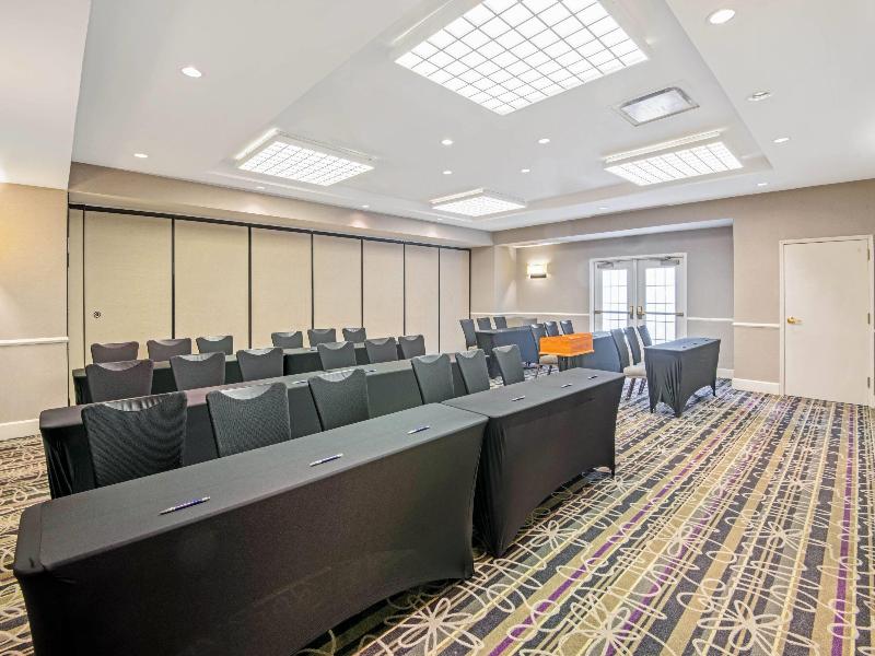 La Quinta Inn and Suites San Antonio Airport image