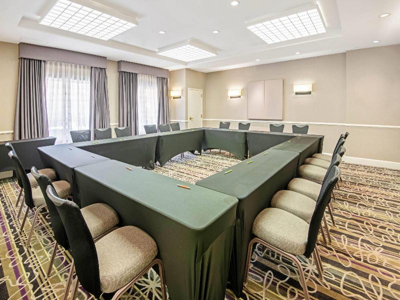 La Quinta Inn and Suites San Antonio Airport image