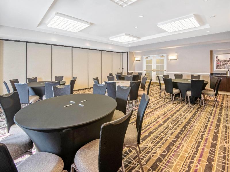La Quinta Inn and Suites San Antonio Airport image