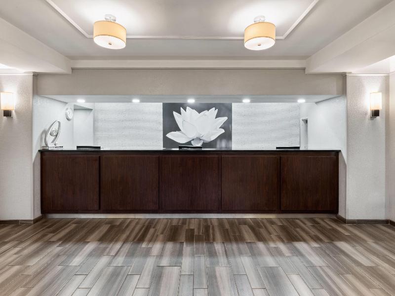 La Quinta Inn and Suites San Antonio Airport image