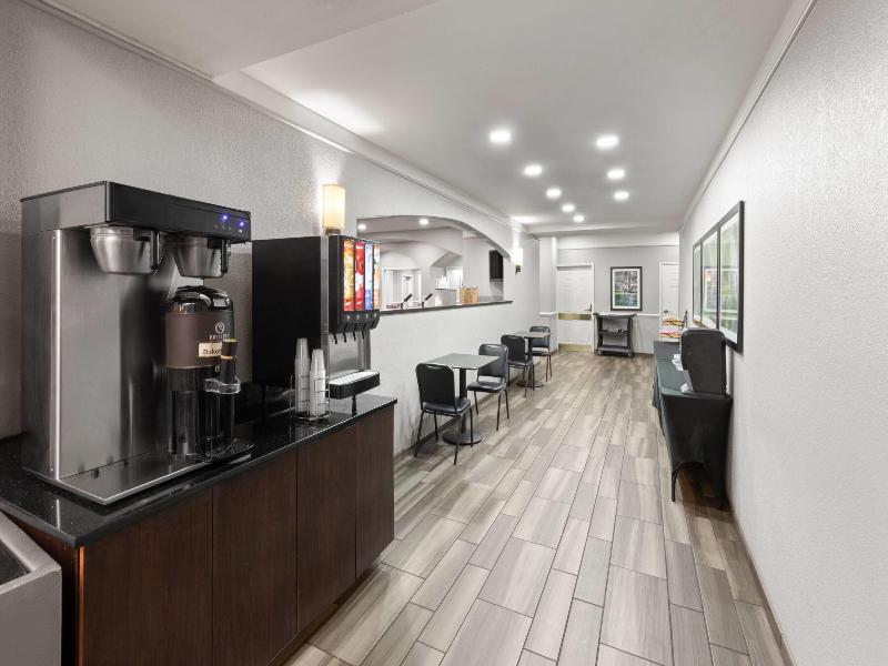 La Quinta Inn and Suites San Antonio Airport image
