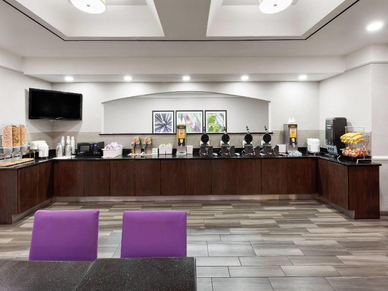 La Quinta Inn and Suites San Antonio Airport image