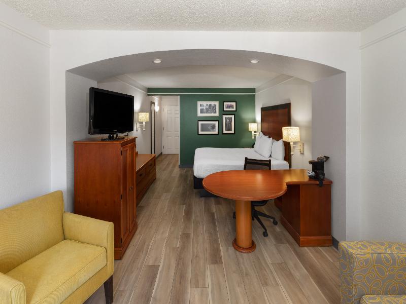 La Quinta Inn and Suites San Antonio Airport image