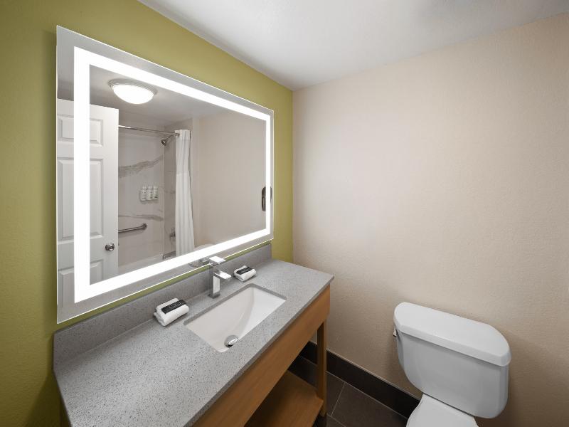 La Quinta Inn and Suites San Antonio Airport image