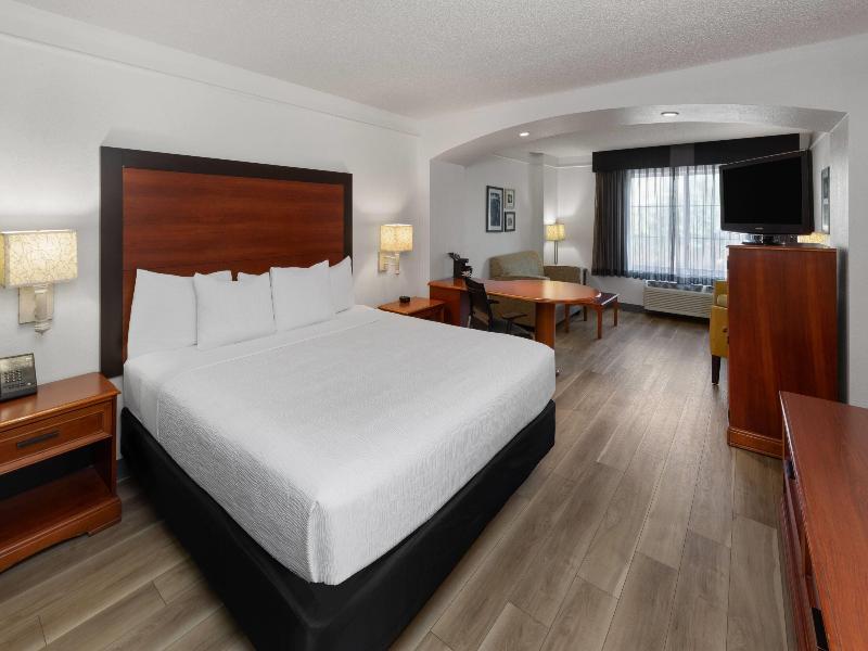 La Quinta Inn and Suites San Antonio Airport image