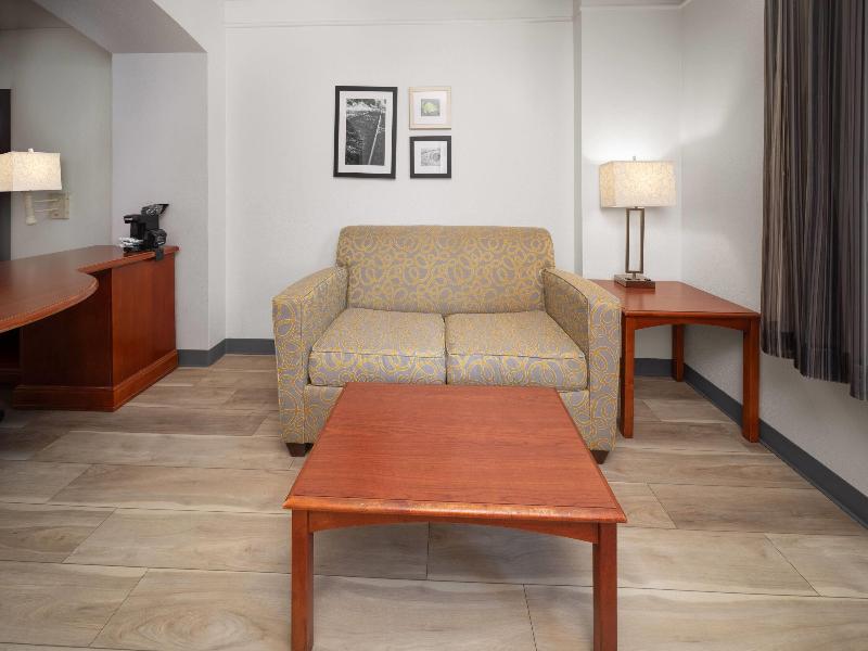 La Quinta Inn and Suites San Antonio Airport image