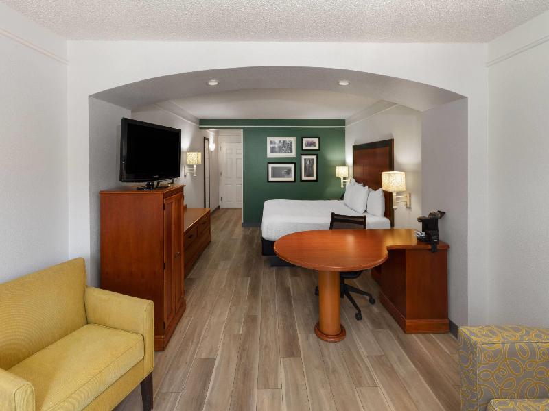 La Quinta Inn and Suites San Antonio Airport image