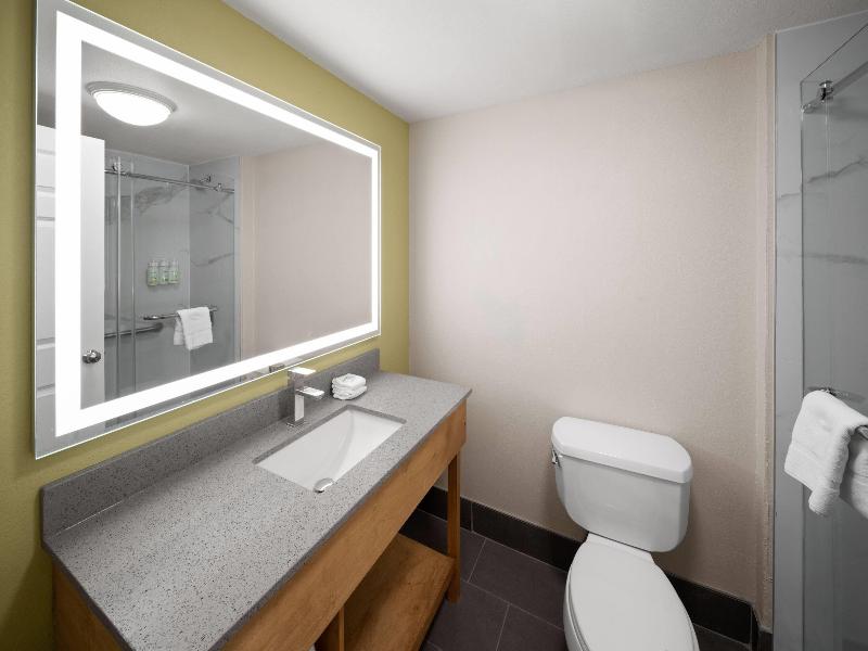 La Quinta Inn and Suites San Antonio Airport image