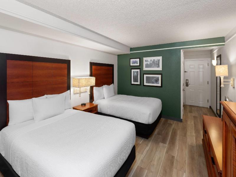 La Quinta Inn and Suites San Antonio Airport image