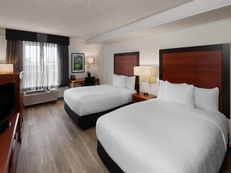 La Quinta Inn and Suites San Antonio Airport image