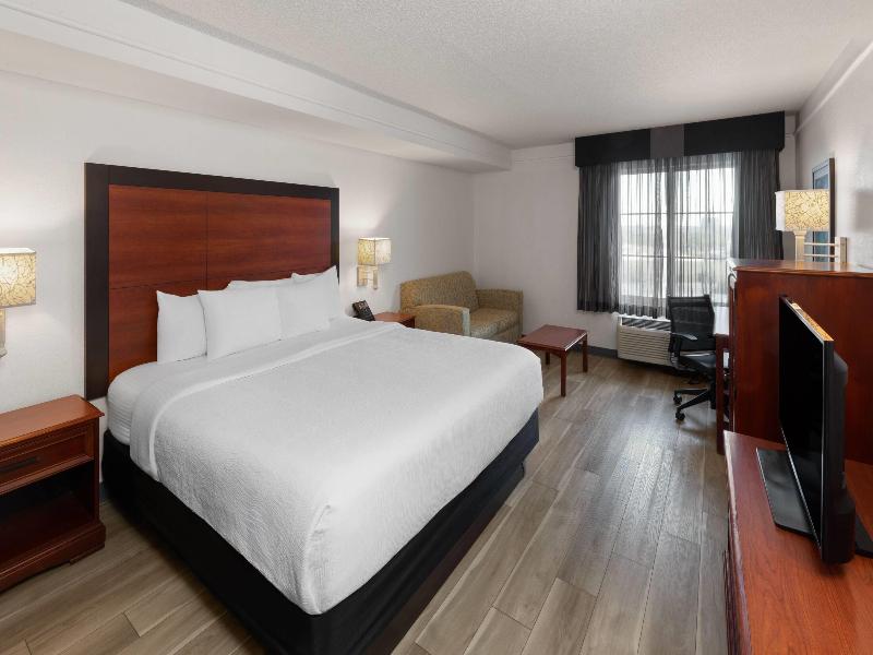 La Quinta Inn and Suites San Antonio Airport image