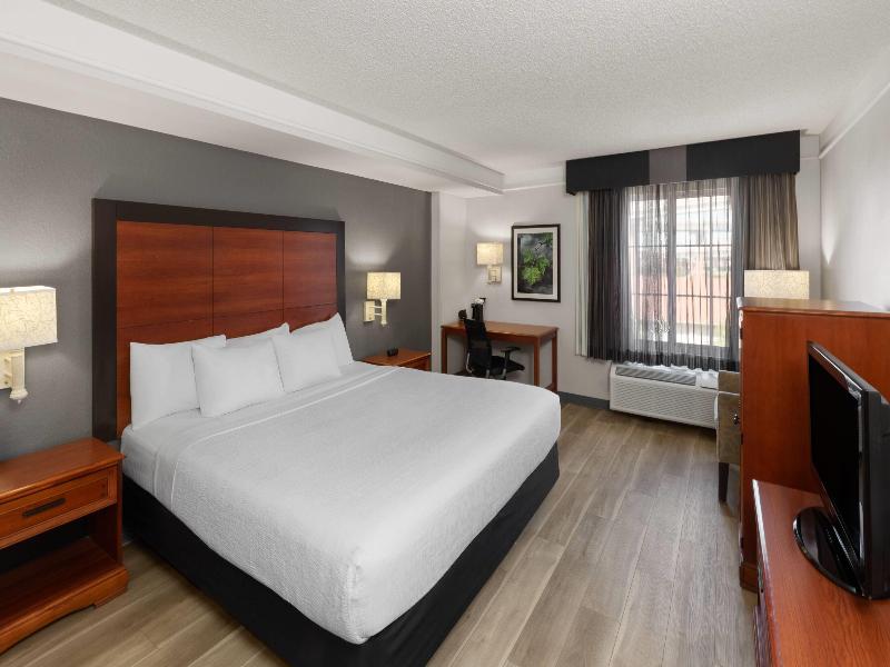 La Quinta Inn and Suites San Antonio Airport image