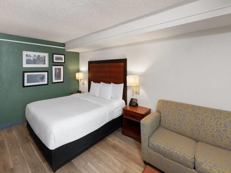 La Quinta Inn and Suites San Antonio Airport image