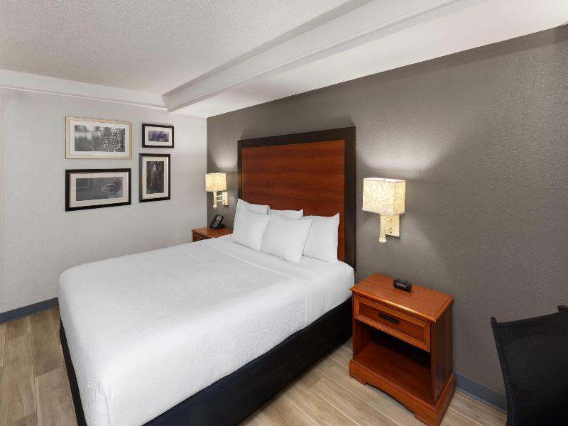 La Quinta Inn and Suites San Antonio Airport image