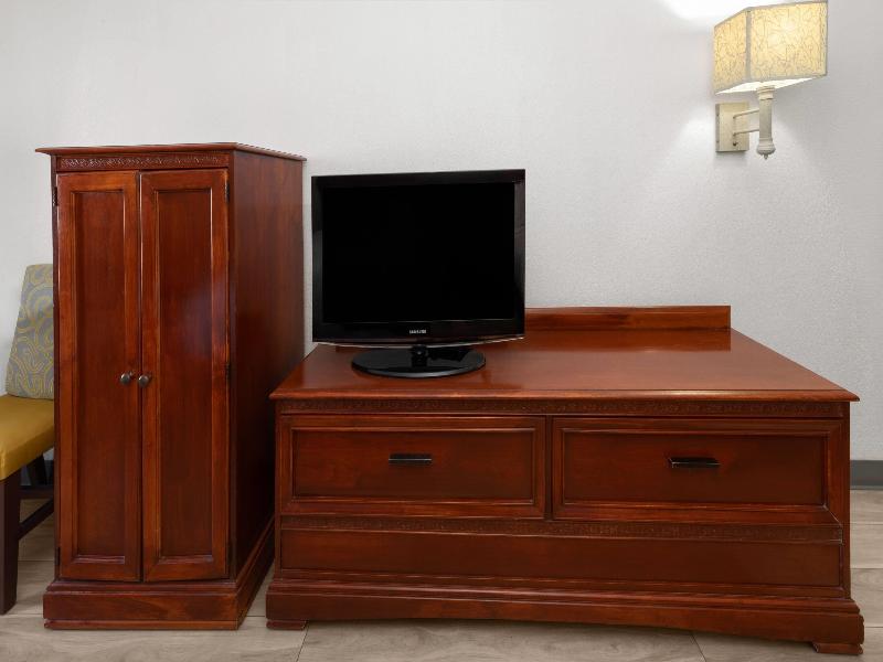 La Quinta Inn and Suites San Antonio Airport image