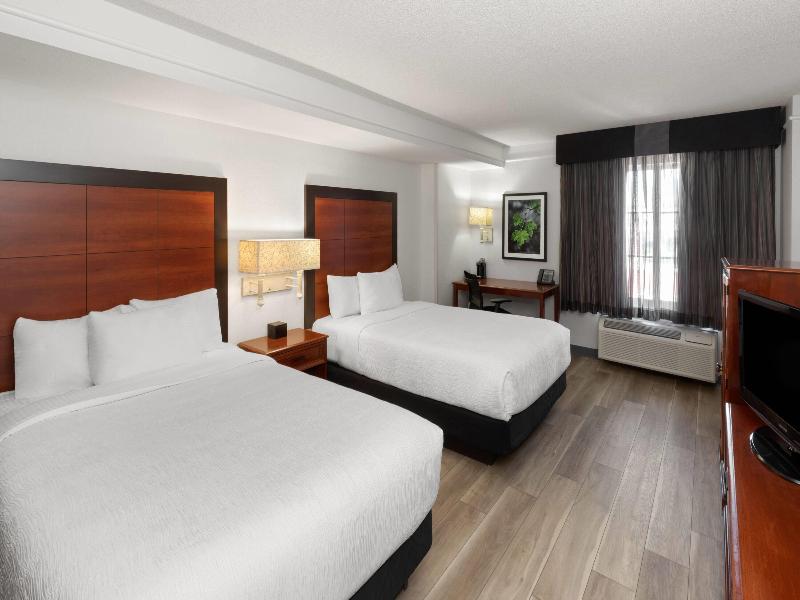 La Quinta Inn and Suites San Antonio Airport image