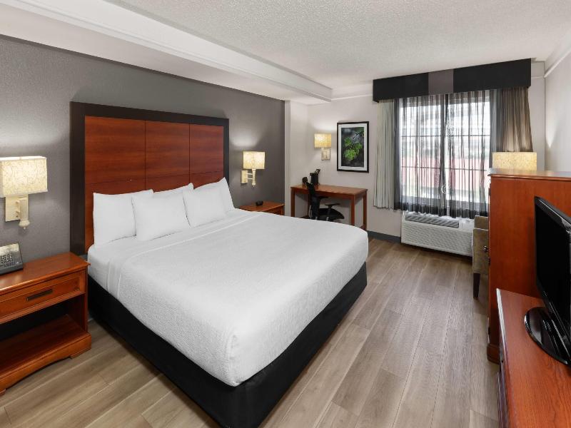 La Quinta Inn and Suites San Antonio Airport image