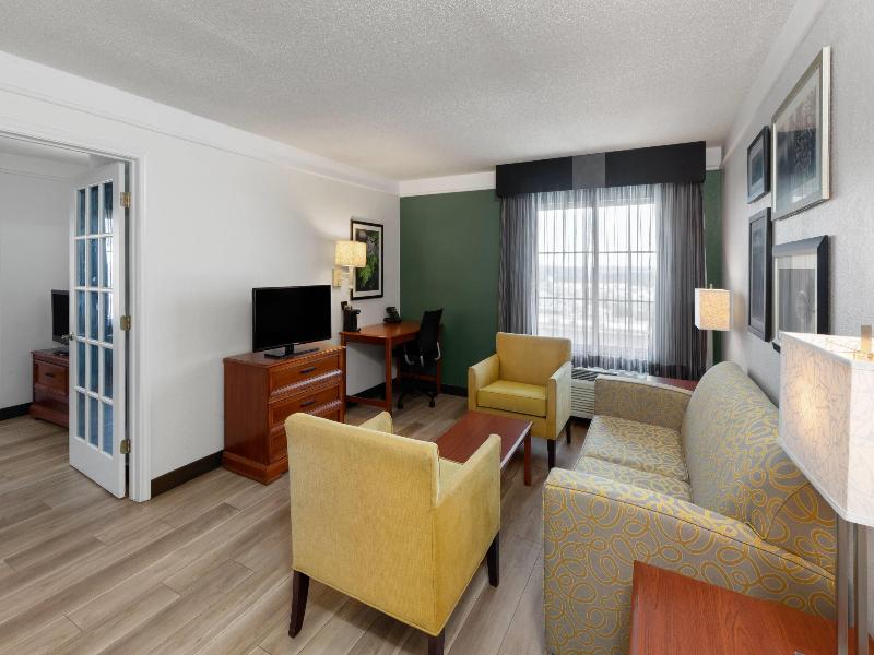 La Quinta Inn and Suites San Antonio Airport image