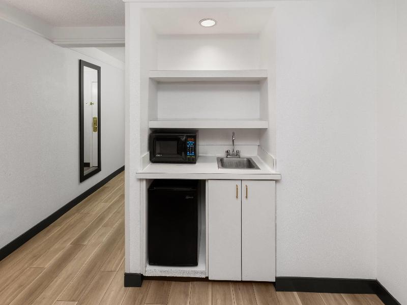 La Quinta Inn and Suites San Antonio Airport image