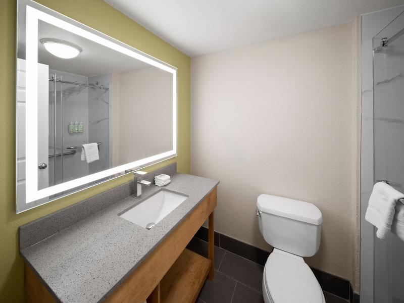 La Quinta Inn and Suites San Antonio Airport image