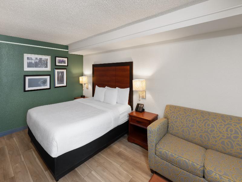 La Quinta Inn and Suites San Antonio Airport image
