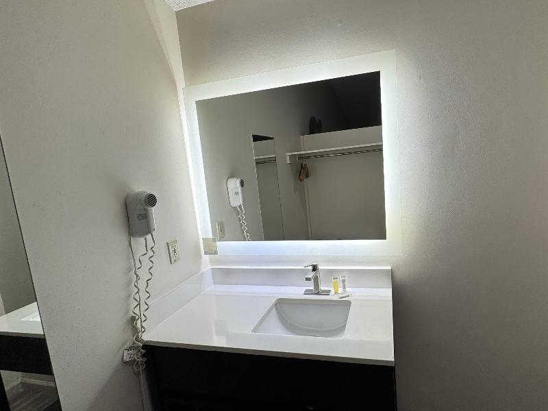 Howard Johnson by Wyndham Phoenix Arpt/Downtown  image