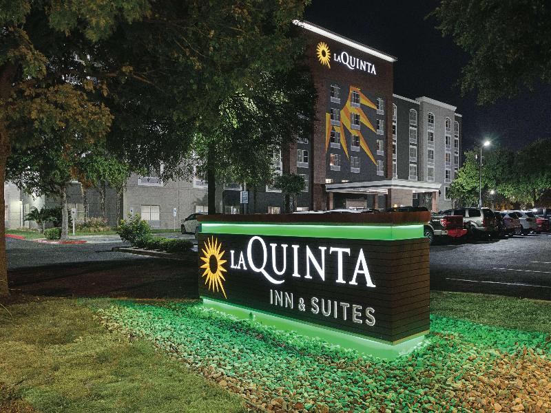 La Quinta Inn & Suites San Antonio Downtown image