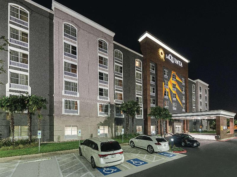 La Quinta Inn & Suites San Antonio Downtown image