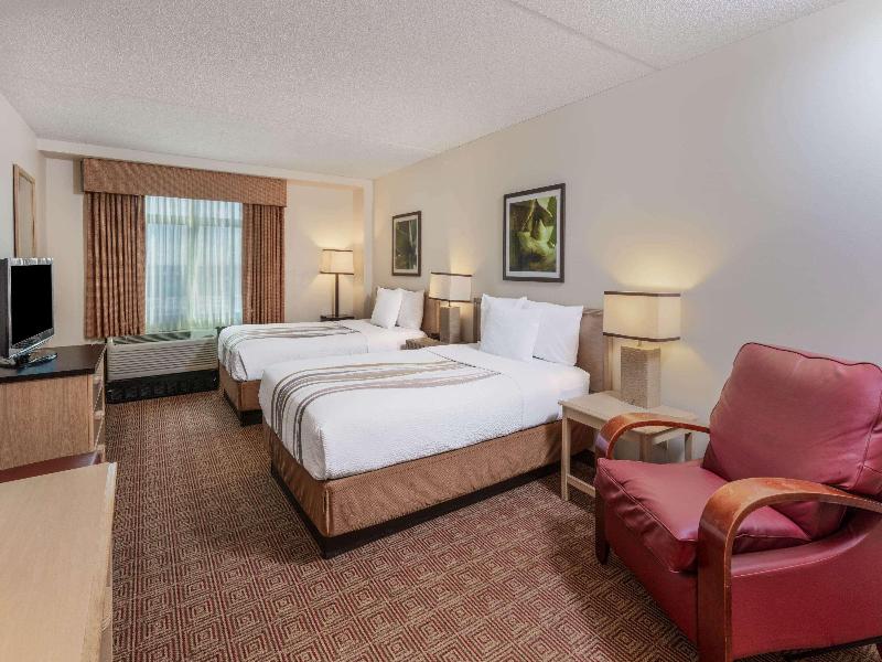 La Quinta Inn & Suites by Wyndham Garden City image