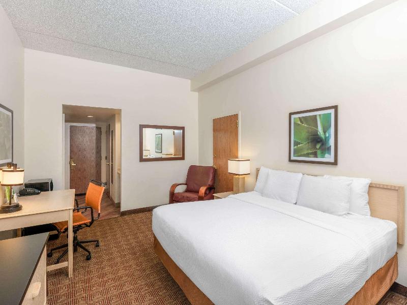 La Quinta Inn & Suites by Wyndham Garden City image