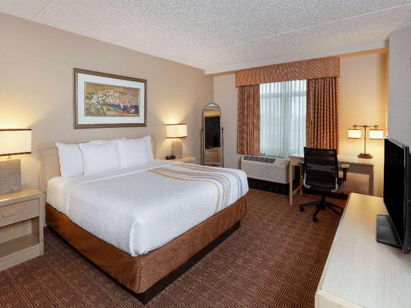 La Quinta Inn & Suites by Wyndham Garden City image