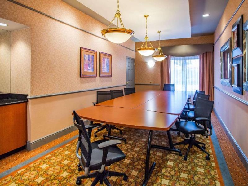 La Quinta Inn & Suites Islip image