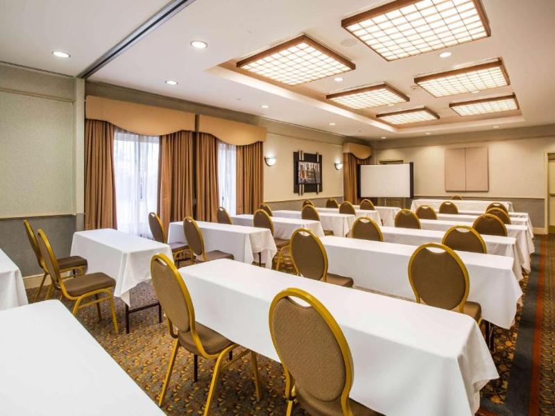 La Quinta Inn & Suites Islip image