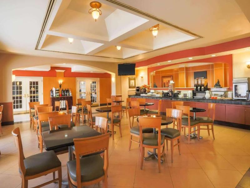 La Quinta Inn & Suites Islip image