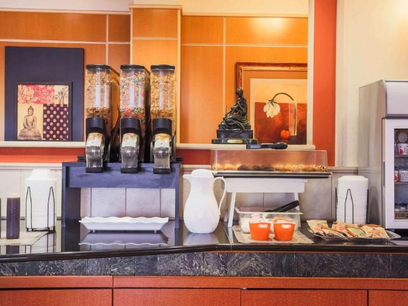 La Quinta Inn & Suites Islip image