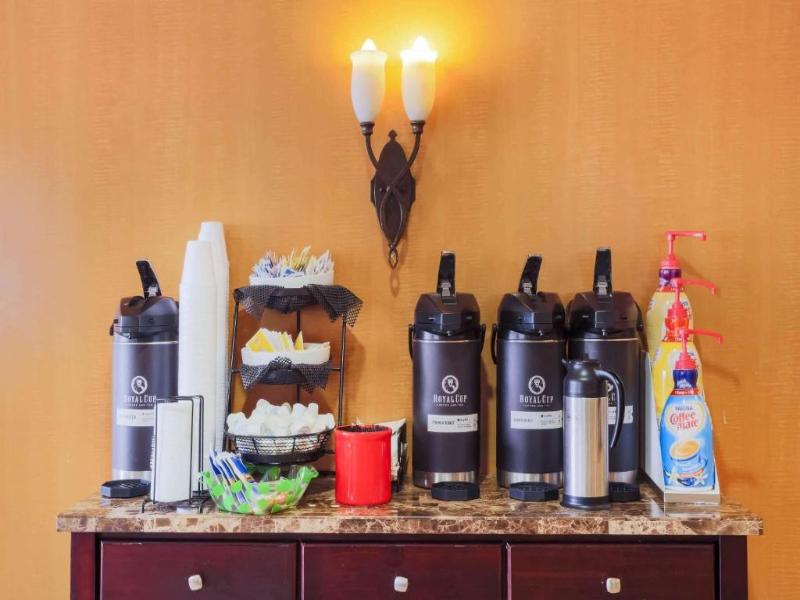 La Quinta Inn & Suites Islip image