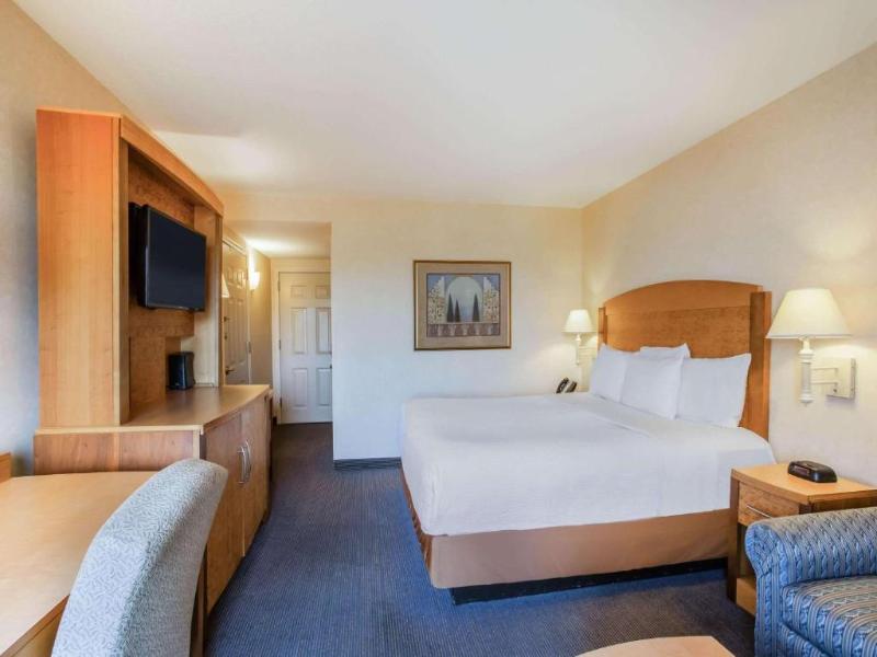 La Quinta Inn & Suites Islip image