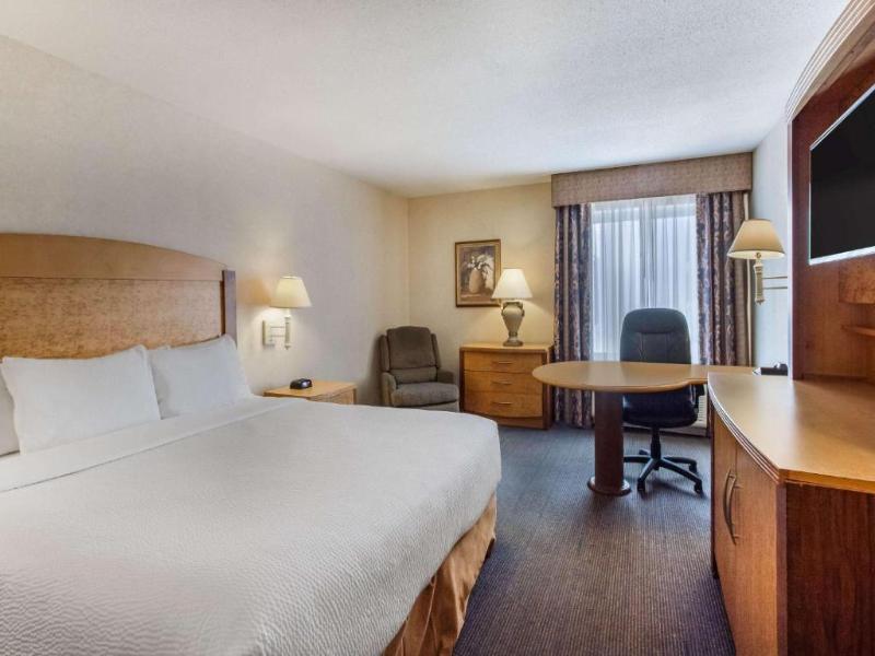 La Quinta Inn & Suites Islip image