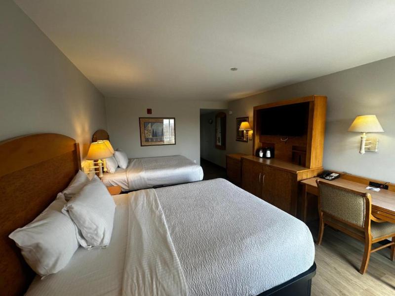 La Quinta Inn & Suites Islip image