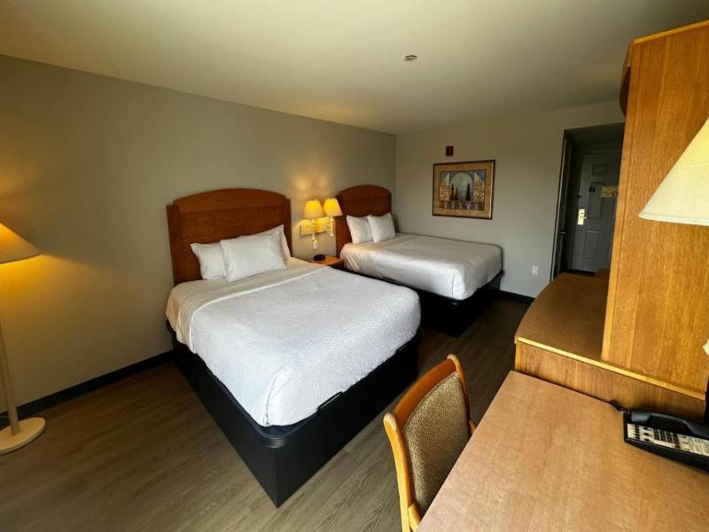 La Quinta Inn & Suites Islip image