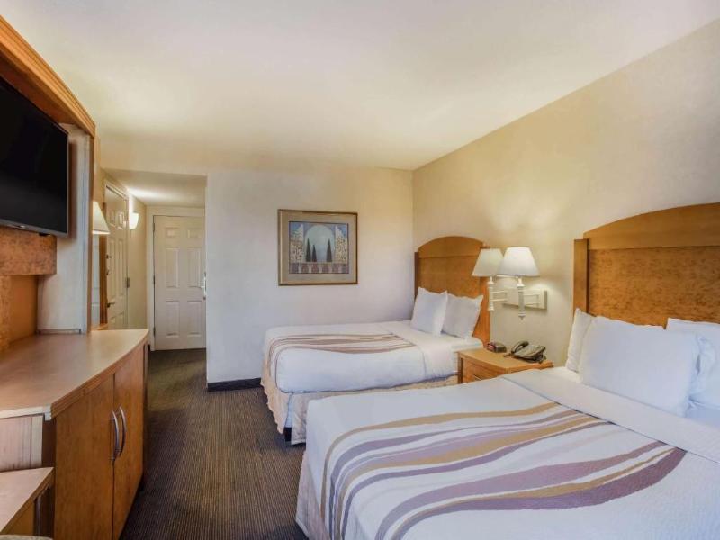 La Quinta Inn & Suites Islip image
