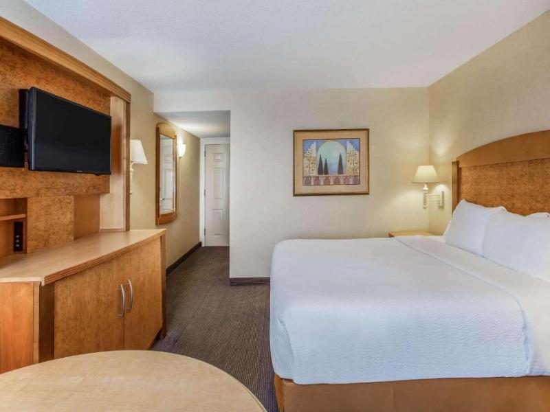 La Quinta Inn & Suites Islip image