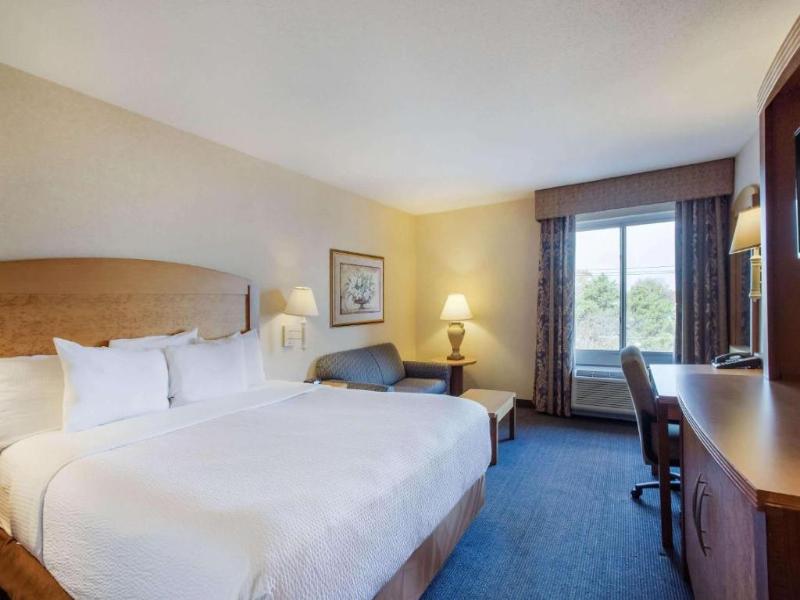 La Quinta Inn & Suites Islip image