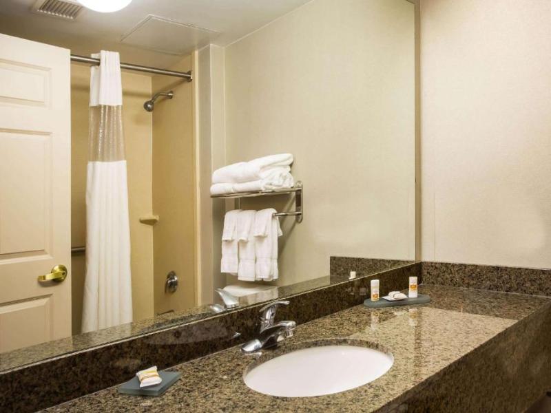 La Quinta Inn & Suites Islip image