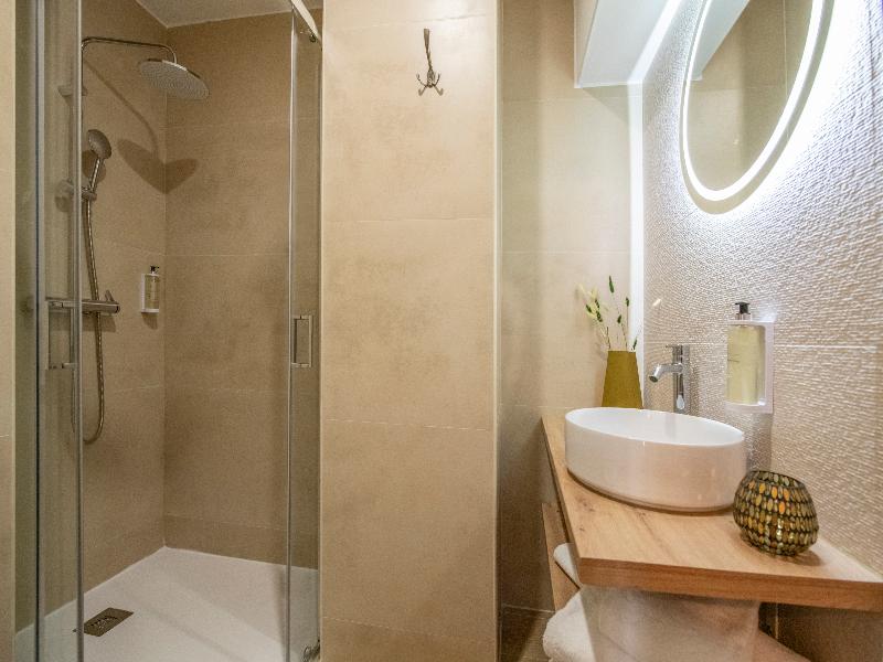 Du Midi Hotel image